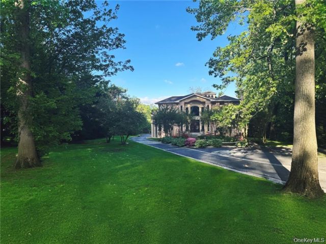  5 BR,  6.00 BTH &nbsp;Contemporary style home in Manhasset