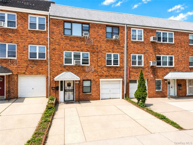  8 BR,  3.00 BTH &nbsp;Colonial style home in Bayside