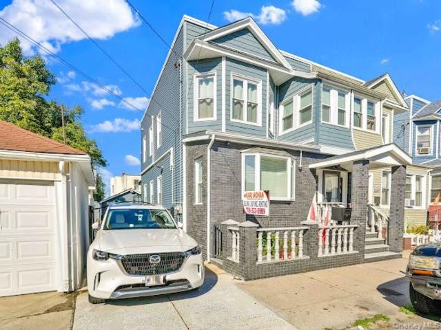  7 BR,  5.00 BTH &nbsp;Colonial style home in Ozone Park