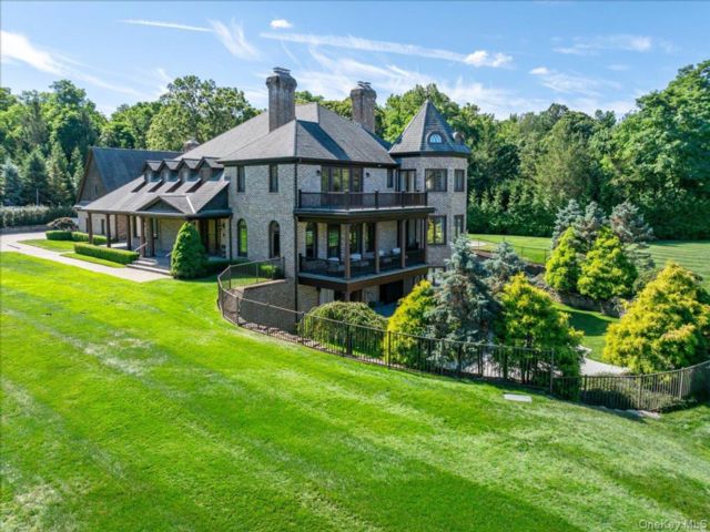  6 BR, 10.00 BTH &nbsp;Colonial style home in Head Of The Harbor