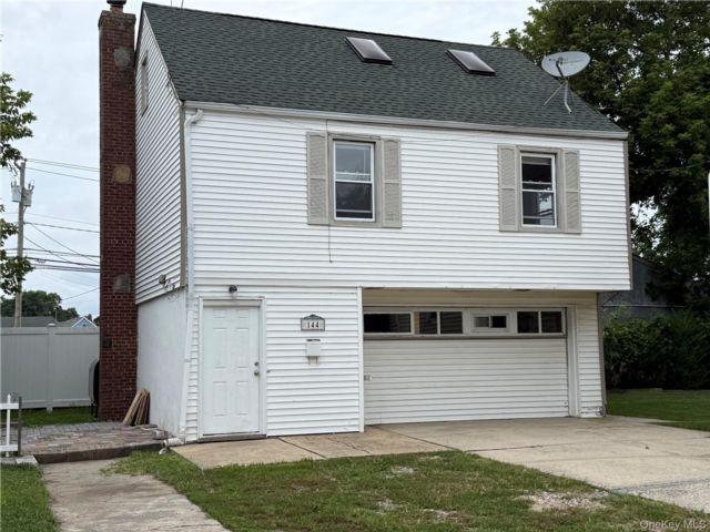  3 BR,  2.00 BTH &nbsp;Colonial style home in Lindenhurst