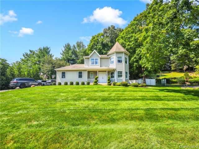  6 BR,  4.00 BTH &nbsp;Colonial style home in Nanuet