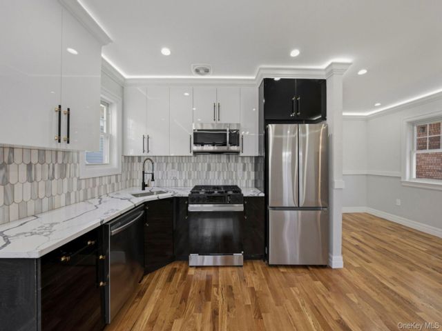  6 BR,  5.00 BTH &nbsp;Colonial style home in Jamaica