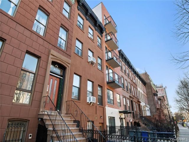  7 BR,  4.00 BTH &nbsp;House style home in New York (manhattan)