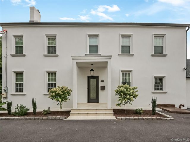  3 BR,  4.00 BTH &nbsp;Colonial style home in Whitestone