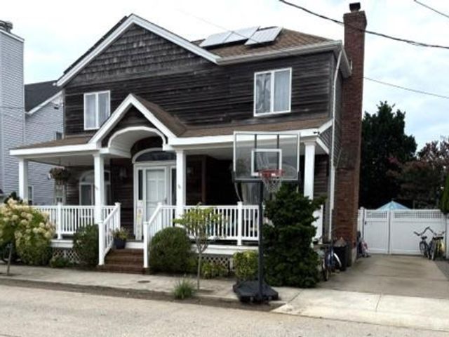  4 BR,  3.00 BTH &nbsp;Colonial style home in Point Lookout