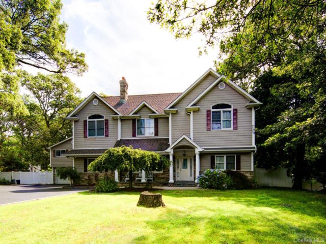  6 BR,  5.00 BTH &nbsp;Colonial style home in Mount Sinai