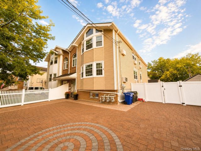  6 BR,  5.00 BTH &nbsp;House style home in Esplanade