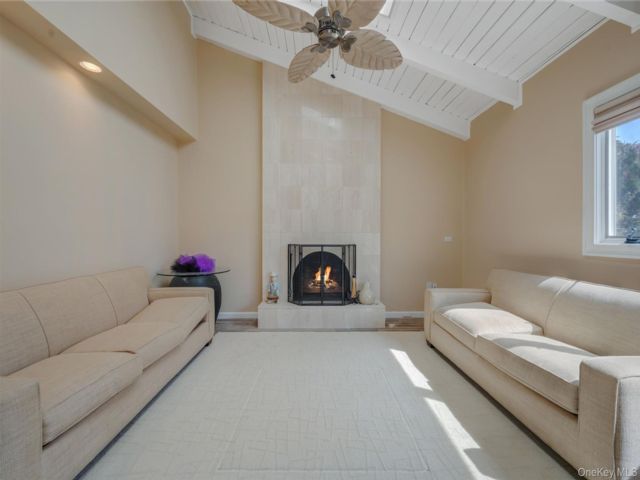  4 BR,  3.00 BTH &nbsp;Colonial style home in Oceanside