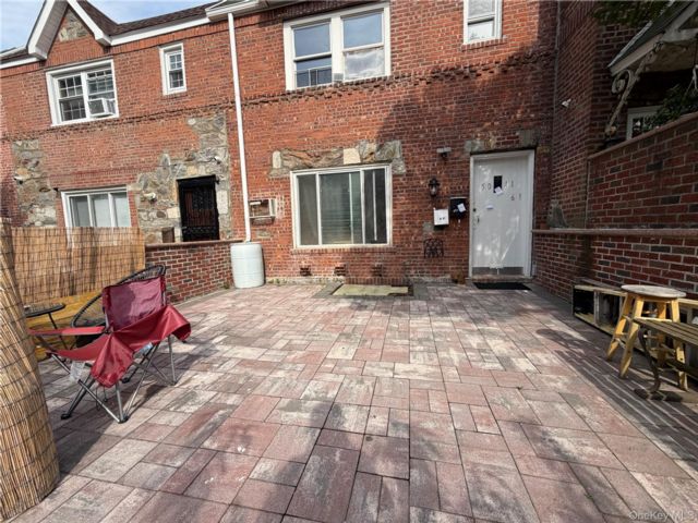  2 BR,  1.00 BTH &nbsp;House style home in Woodside