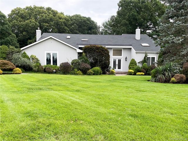  5 BR,  4.00 BTH &nbsp;Contemporary style home in Dix Hills