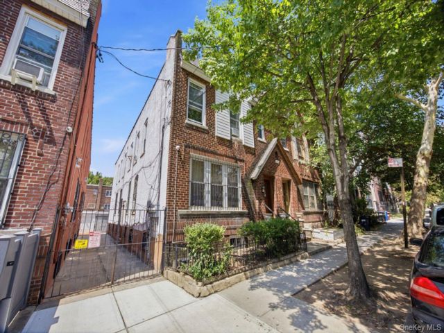  4 BR,  3.00 BTH &nbsp;House style home in Bushwick
