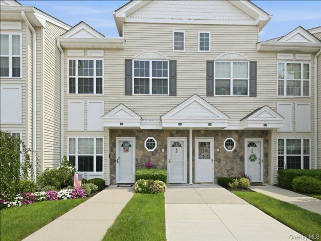  2 BR,  2.00 BTH &nbsp;Garden style home in East Meadow