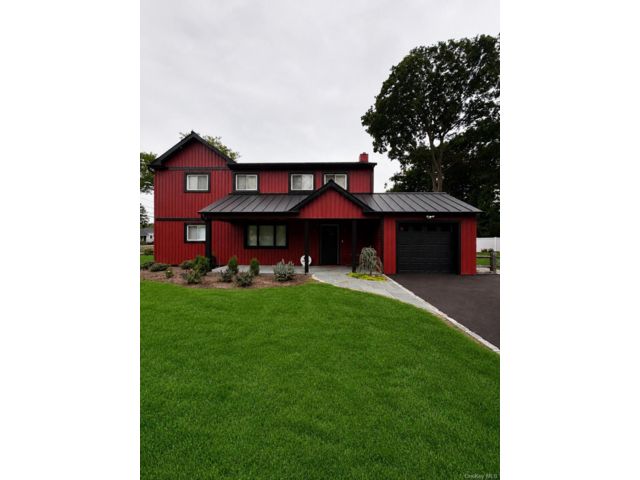  2 BR,  1.00 BTH &nbsp;Colonial style home in Northport