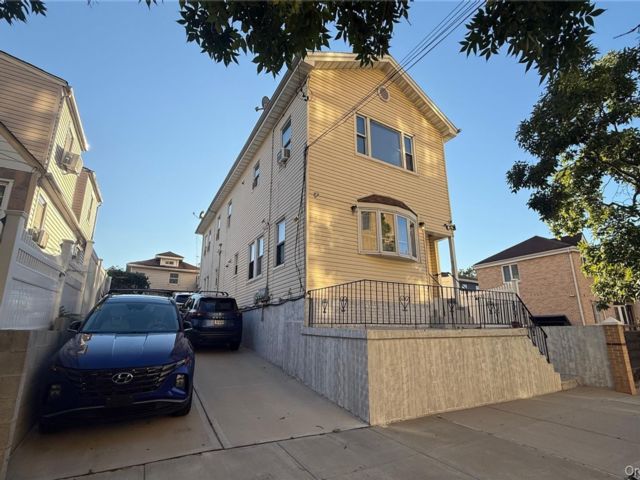  5 BR,  2.00 BTH &nbsp;Colonial style home in South Ozone Park