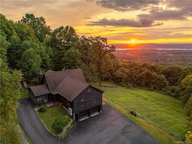  4 BR,  4.00 BTH &nbsp;Contemporary style home in Beacon