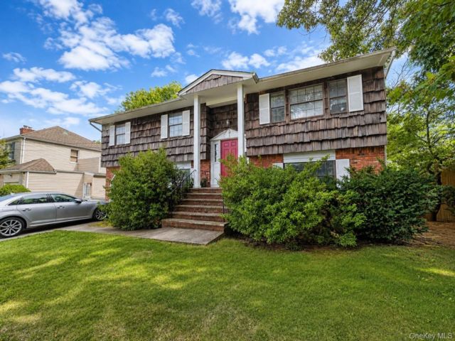  5 BR,  3.00 BTH &nbsp;House style home in Cedarhurst