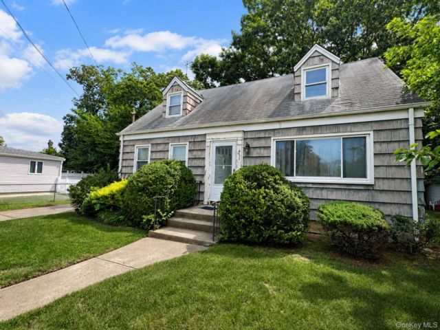  3 BR,  2.00 BTH &nbsp;House style home in Elmont