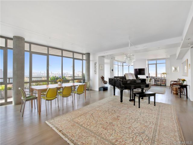  4 BR,  3.00 BTH &nbsp;High rise style home in New York (manhattan)