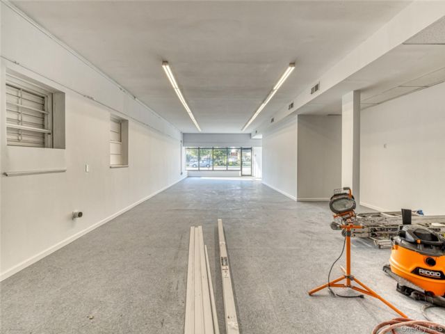 Studio,  0.00 BTH &nbsp;Commercial style home in Hicksville
