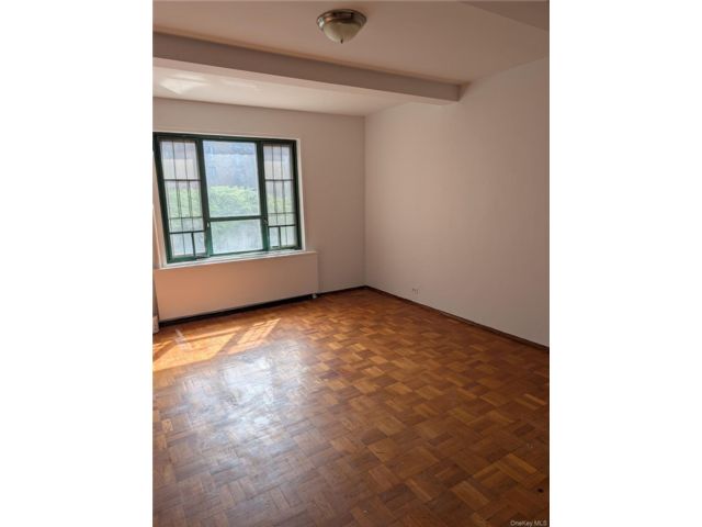 3 BR,  1.00 BTH &nbsp;Mid rise style home in Parkchester
