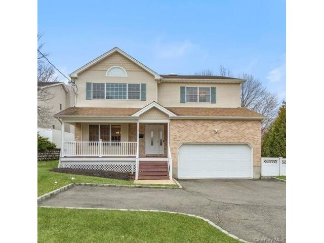  4 BR,  4.00 BTH &nbsp;Colonial style home in Old Bethpage