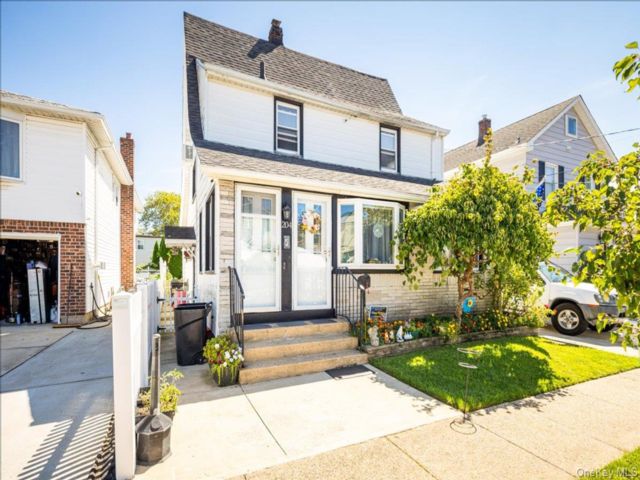  1 BR,  1.00 BTH &nbsp;Colonial style home in Franklin Square
