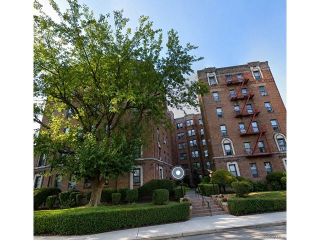  1 BR,  1.00 BTH &nbsp;Mid rise style home in Richmond Hill