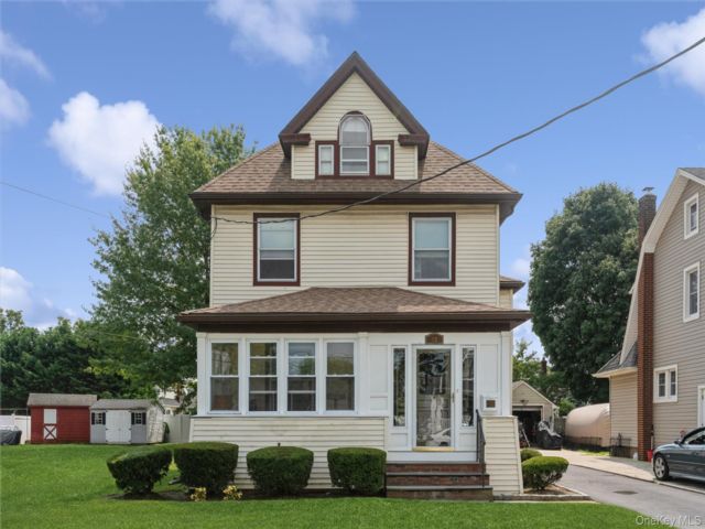  2 BR,  3.00 BTH &nbsp;Traditional style home in Rockville Centre
