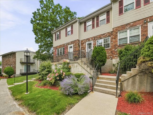  2 BR,  2.00 BTH &nbsp;Condo style home in New Windsor