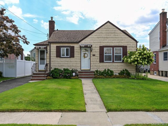  2 BR,  1.00 BTH &nbsp;Ranch style home in Franklin Square