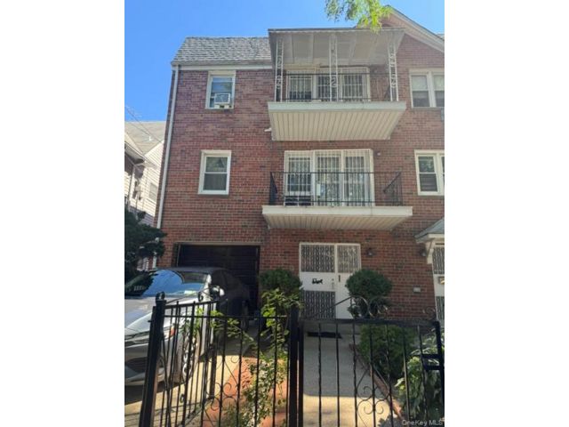  6 BR,  4.00 BTH &nbsp;House style home in Elmhurst