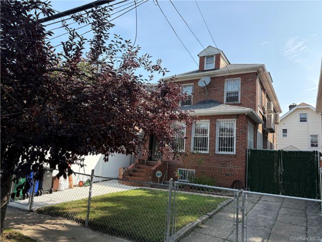  3 BR,  2.00 BTH &nbsp;Colonial style home in Flushing