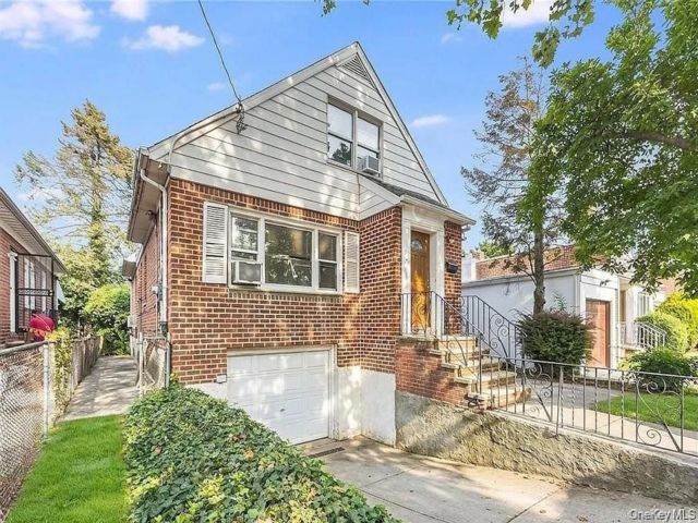  5 BR,  3.00 BTH &nbsp;Colonial style home in Jamaica Estates