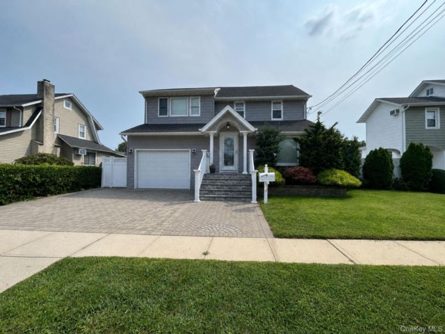  4 BR,  4.00 BTH &nbsp;Colonial style home in Bellmore