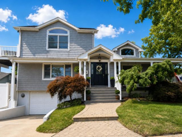  3 BR,  3.00 BTH &nbsp;Exp ranch style home in Seaford