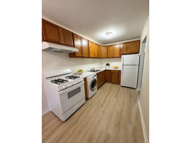  2 BR,  1.00 BTH &nbsp;House style home in Elmhurst