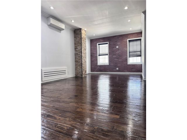  3 BR,  2.00 BTH &nbsp;Colonial style home in Ozone Park