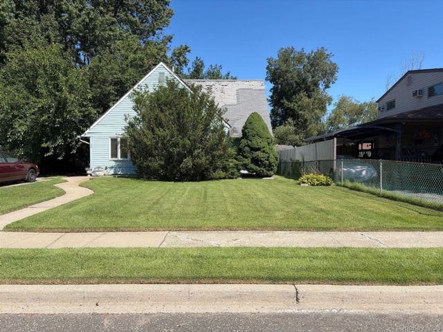 5 BR,  2.00 BTH &nbsp;Ranch style home in Levittown