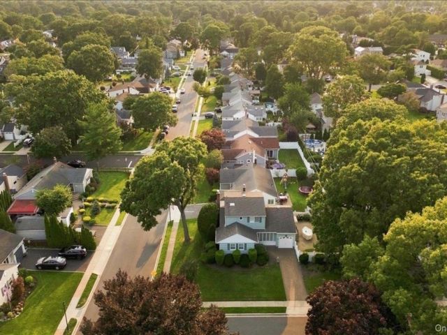  4 BR,  2.00 BTH &nbsp;Exp ranch style home in Seaford