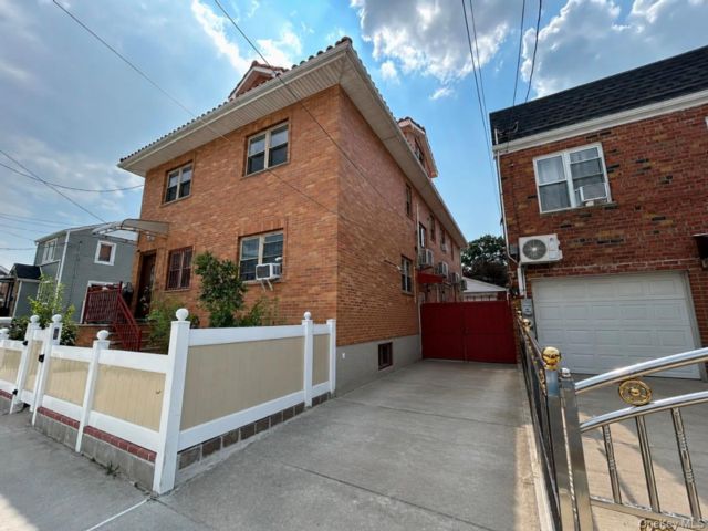  8 BR,  6.00 BTH &nbsp;Modern style home in Middle Village