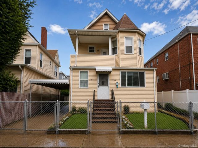 10 BR,  5.00 BTH &nbsp;Victorian style home in Richmond Hill