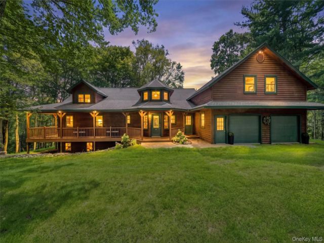  4 BR,  3.00 BTH &nbsp;Contemporary style home in Swan Lake