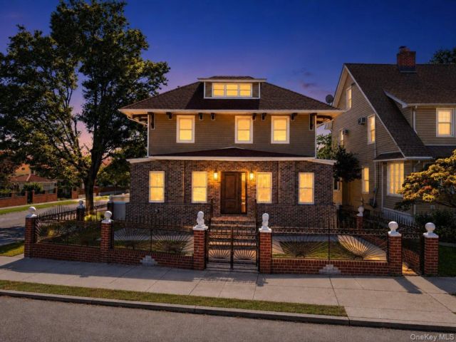  8 BR,  5.00 BTH &nbsp;Foursquare style home in Queens Village