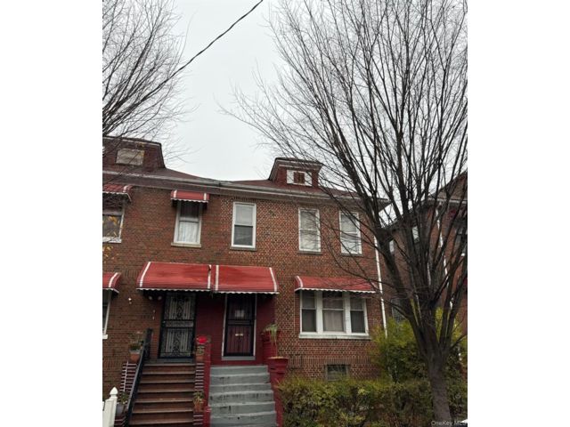  6 BR,  4.00 BTH &nbsp;House style home in Esplanade
