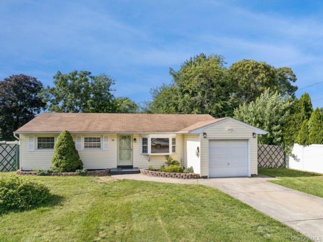 3 BR,  1.00 BTH &nbsp;Ranch style home in Selden
