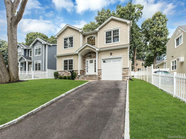  4 BR,  3.00 BTH &nbsp;Colonial style home in Bayville