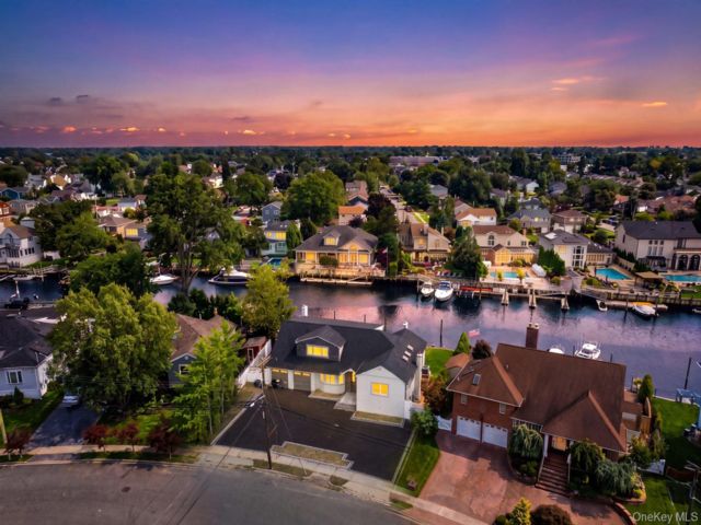  5 BR,  4.00 BTH &nbsp;Split level style home in Merrick