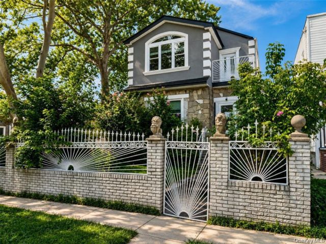  5 BR,  3.00 BTH &nbsp;Modern style home in Rosedale