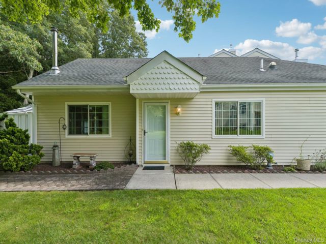  2 BR,  2.00 BTH &nbsp;Other style home in Manorville